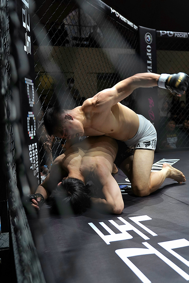 대한민국 UFC 7호 파이터 남의철이 2025년 8월 경기도 오산시 블랙컴뱃 라이즈 7 메인이벤트 페더급 한일전에서 ‘아이언 힙’ 미야히라 슈타로를 ‘코리안 불도저’ 특유의 그라운드 앤드 파운드로 공격하고 있다. 사진=이데아 파라곤 제공