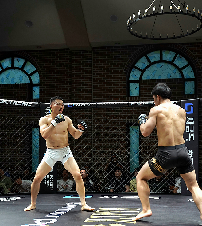 대한민국 UFC 7호 파이터 ‘코리안 불도저’ 남의철이 2025년 8월 경기도 오산시 블랙컴뱃 라이즈 7 메인이벤트 페더급 한일전에서 ‘아이언 힙’ 미야히라 슈타로를 상대하고 있다. 사진=이데아 파라곤 제공