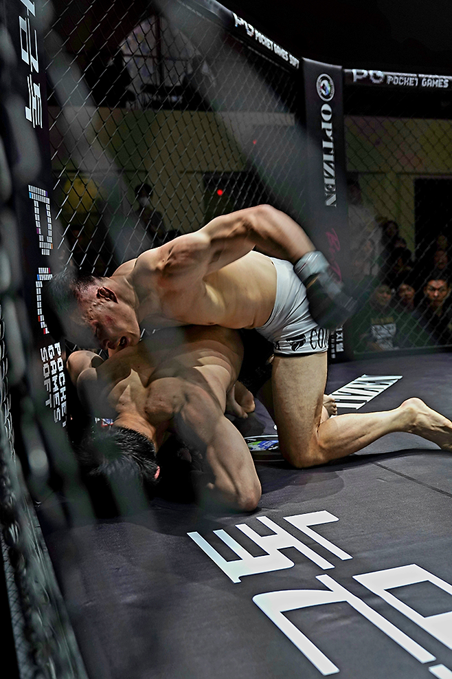 대한민국 UFC 7호 파이터 남의철이 2025년 8월 경기도 오산시 블랙컴뱃 라이즈 7 메인이벤트 페더급 한일전에서 ‘아이언 힙’ 미야히라 슈타로를 ‘코리안 불도저’ 특유의 그라운드 앤드 파운드로 공격하고 있다. 사진=이데아 파라곤 제공
