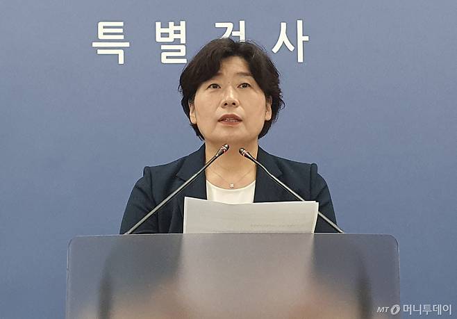 (서울=뉴스1) 정윤미 기자 = 내란특검팀 박지영 특검보가 6일 오후 서울 서초구 서울고검에서 윤석열 전 대통령에 대한 구속영장 청구와 관련한 브리핑을 하고 있다.  2025.7.6/뉴스1  Copyright (C) 뉴스1. All rights reserved. 무단 전재 및 재배포,  AI학습 이용 금지. /사진=(서울=뉴스1) 정윤미 기자