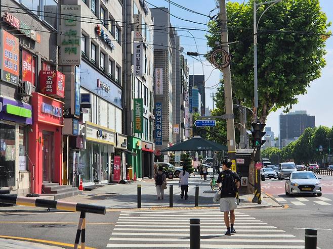 5일 오전 강남구 대치동 학원가 모습. 학생들이 등에 가방을 메고 부지런히 움직였다. 손에 영어 단어장을 들고 있는 학생도 있었다./사진=박진호 기자.