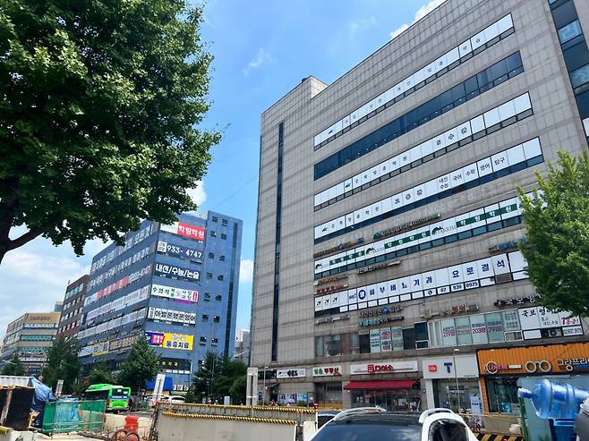 5일 오후 서울 노원구 중계동 은행사거리 모습. 대로변 건물에는 대형종합학원부터 작은 학원까지 가득 들어서 있다./사진=민수정 기자.