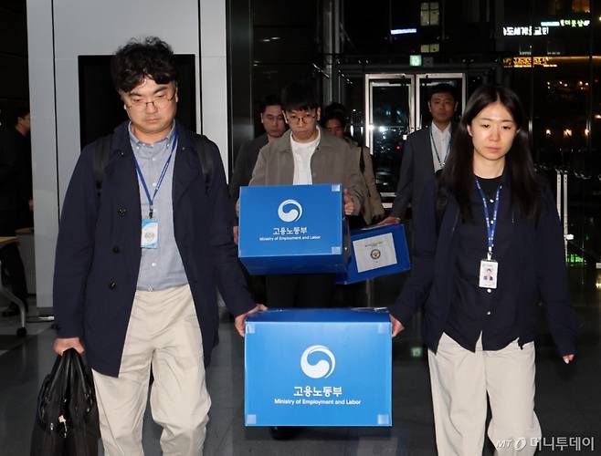 경기남부경찰청 신안산선 공사장 붕괴사고 수사전담팀 및 고용노동부 근로감독관들이 25일 경기도 광명시 신안산선 지하터널 공사장 붕괴 사고와 관련 시공사인 포스코이앤씨 인천 본사(인천 연수구)에서 압수수색을 마친 뒤 압수품을 옮기고 있다. 2025.04.25. /사진=뉴시스