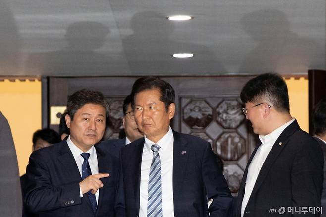 (서울=뉴스1) 이승배 기자 = 정청래 더불어민주당 대표를 비롯한 의원들이 4일 오후 서울 여의도 국회에서 열린 제427회 국회(임시회) 3차 본회의에서 국민의힘 측에서 방송법 개정안에 대한 필리버스터(무제한토론)에 돌입하자 회의장을 나서고 있다. 2025.8.4/뉴스1 Copyright (C) 뉴스1. All rights reserved. 무단 전재 및 재배포, AI학습 이용 금지. /사진=(서울=뉴스1) 이승배 기자