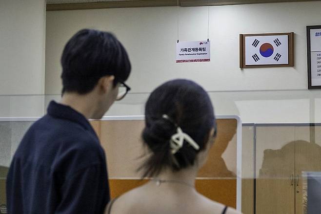 지난 1일 전주시 완산구청에서 혼인신고를 접수하던 A씨 커플./사진=전북평화와인권연대 제공