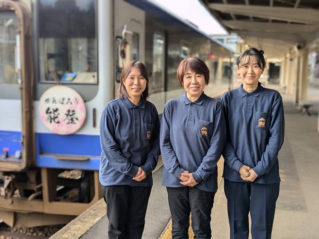 노토철도는 지난해 9월부터 '가타리베'(語り部·이야기꾼) 열차를 운행하고 있다. 이 열차에 요금을 내고 탑승하면 약 40분 간 대지진을 겪은 노토철도 직원이 당시의 참상과 재해의 교훈 등을 소개한다. 아픈 경험일지라도 지진 피해와 복구 상황을 공유하는 것이 지역 부흥에 기여할 수 있다는 발상으로 만들어진 상품이다. 사진은 오른쪽부터 노토철도 객실승무원인 우시카미 토모코씨, 미야시타 사후미씨, 사카모토 아이씨. / 사진=노토철도