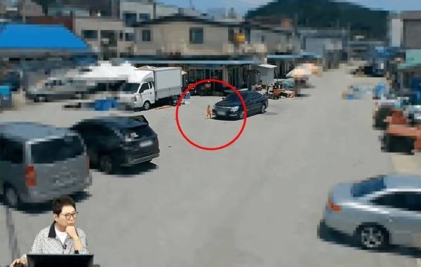 경북 한 주차장에서 15개월 아기가 차에 치였다. 사진은 경북 한 주차장에서 15개월 아이가 차에 치이기 직전 모습. /사진=유튜브 채널 '한문철TV' 캡처