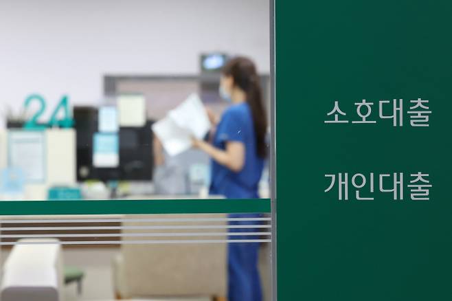 KB국민·신한·하나·우리·NH농협은행 등 5대 은행의 전세대출 규모는 지난 6월 122조9773억원에서 7월 123조3554억원으로 3781억원(0.3%) 증가했다. 사진은 서울 시내의 한 시중은행에 대출상담 창구에서 시민이 상담을 받고 있다./사진=뉴시스