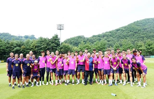 세계적인 축구 명문구단인 에프시(FC)바르셀로나가 최근 파주축구국가대표훈련원(NFC)에서 공식 훈련을 진행했다. 파주시 제공
