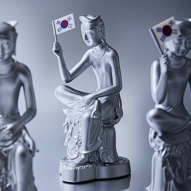 국립중앙박물관 문화사업을 담당하는 국립박물관문화재단이 광복 80주년을 기념해 출시한 뮷즈(뮤지엄 굿즈)인 ‘반가사유상 미니어처 광복에디션’. 한 손에 태극기를 들고 광복의 찬란함을 표현하듯 은색으로 빛나는 반가사유상은 주문 폭주로 5일 현재 품절 상태다.  국립박물관문화재단 제공