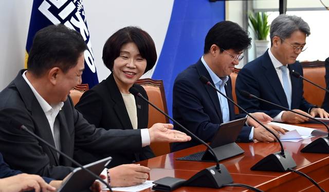 화기애애  : 김병기(왼쪽 첫 번째) 더불어민주당 원내대표가 5일 오전 국회에서 열린 원내대책회의에서 한정애(〃 두 번째) 신임 정책위의장에게 발언 순서를 양보하고 있다.  곽성호 기자