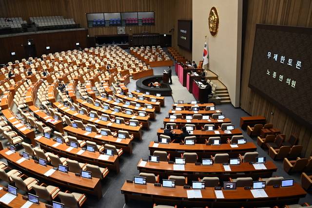 巨與, 필리버스터도 독주　  : 방송법 개정안에 대한 필리버스터(무제한 토론) 진행 이틀째인 5일 오전 국회 본회의장에서 노종면 더불어민주당 의원이 의석이 거의 비어 있는 상황에서 찬성 토론을 하고 있다. 곽성호 기자