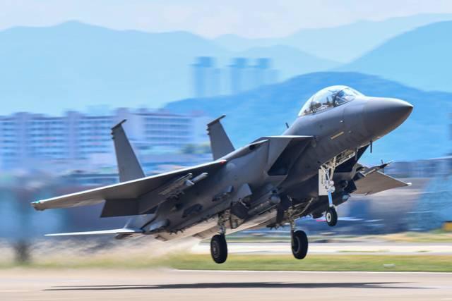 F-15K 전투기가 공군 11전투비행단 활주로를 이륙하고 있다. 공군 제공