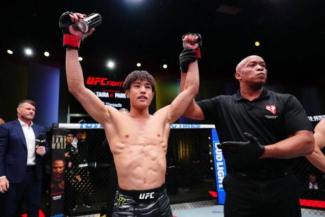 다이라가 박현성을 꺾은 후 두 손을 들고 기뻐하고 있다. /UFC 제공