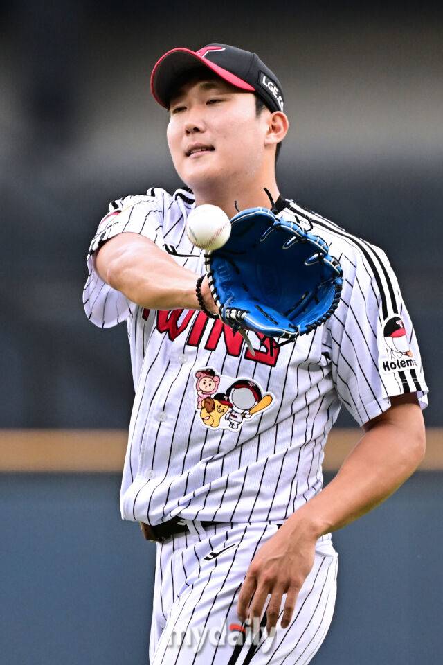 5일 서울 잠실야구장에서 열린 '2025 신한 SOL BANK KBO리그' 두산 베어스와 LG 트윈스 경기. LG 손주영이 선발투수로 나와 투구 준비를 하고 있다./잠실=한혁승 기자