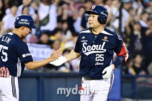 5일 서울 잠실야구장에서 열린 '2025 신한 SOL BANK KBO리그' 두산 베어스와 LG 트윈스 경기. 두산 양의지가 4회초 선두타자로 나와 솔로포를 친 후 그라운드를 돌고 있다./잠실=한혁승 기자