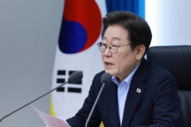 이재명 대통령이 지난달 31일 서울 용산 대통령실 청사에서 열린 6차  수석·보좌관 회의에서 발언하고 있다. [연합]
