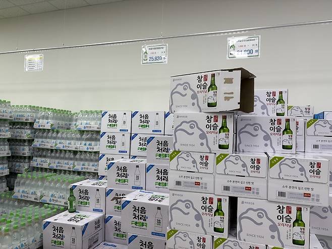 고양시에 위치한 군마트에 진열된 소주 박스 제품들. 강승연 기자