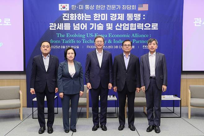 김창범 한국경제인협회 부회장을 비롯한 내빈들이 5일 FKI타워 컨퍼런스센터에서 열린 ‘진화하는 한미 경제동맹: 관세를 넘어 기술 및 산업협력으로’ 좌담회에서 기념촬영을 하고 있다. 사진 왼쪽부터 정철 한국경제연구원 원장, 유명희 서울대 국제대학원 교수, 김창범 부회장, 최석영 법무법인 광장 고문, 이재민 서울대 법학전문대학원 원장 [한국경제인협회 제공]