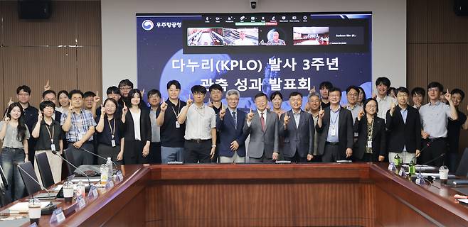 다누리 발사 3주년 관측 성과 발표회 참석자들이 기념촬영을 하고 있다.[우주항공청 제공]