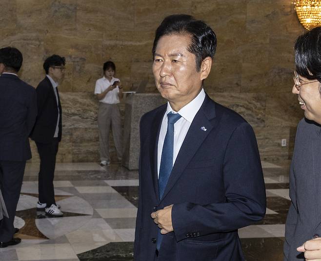 정청래 더불어민주당 대표가 5일 국회에서 열린 본회의에서 방송법 일부개정법률안이 민주당 주도로 가결시킨 뒤 본회의장을 떠나고 있다. [연합]