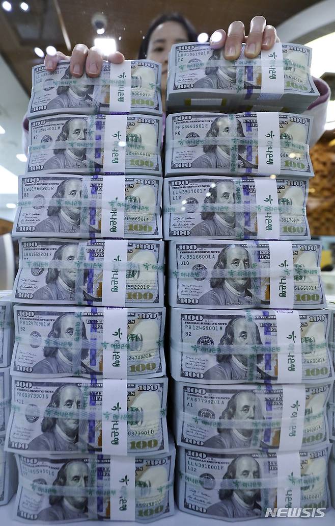 [서울=뉴시스] 최진석 기자 = 달러화가 약세를 보이면서 지난달 외환보유액이 68억 달러 가량 늘어나는 등 3개월 연속 증가 흐름이 이어지고 있다. 한국은행이 3일 발표한 '2023년 1월말 외환보유액'에 따르면 지난달 말 우리나라의 외환보유액은 4299억7000 달러로 전월말(4231억6000만 달러)보다 68억1000만 달러 증가했다. 지난해 11월에 이어 석 달 연속 증가세다.  사진은 이날 오후 서울 명동 하나은행 위변조대응센터에서 직원이 달러화를 옮기는 모습. 2023.02.03. myjs@newsis.com