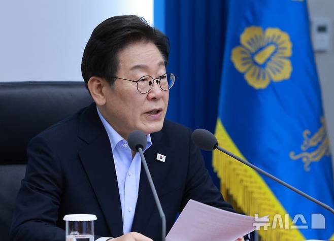 [서울=뉴시스] 고범준 기자 = 이재명 대통령이 31일 서울 용산 대통령실 청사에서 열린 제6차 수석보좌관회의에서 발언하고 있다. 2025.07.31. bjko@newsis.com