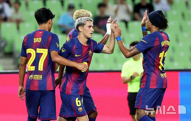 [대구=뉴시스] 이무열 기자 = 4일 대구 수성구 대구스타디움 경기장에서 열린 ‘FC바르셀로나 2025 아시아투어 에디션’ FC바르셀로나와 대구FC의 경기. FC바르셀로나 가비가 선취골을 넣은 뒤 기뻐하고 있다. 2025.08.04. lmy@newsis.com