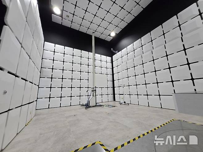 [인천=뉴시스]한국전파진흥협회(RAPA) 송도 전파산업클러스터에 마련된 전자파 적합성 시험용 3m급 챔버의 모습. (사진=윤현성 기자) 2025.08.04.