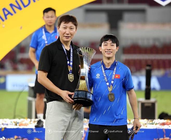 [서울=뉴시스] 김상식 감독의 베트남 23세 이하(U-23) 대표팀, 2025 아세안축구연맹(AFF) U-23 챔피언십 우승, (사진=DJ매니지먼트 제공) *재판매 및 DB 금지