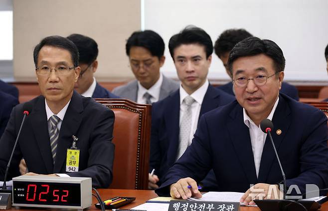 [서울=뉴시스] 조성봉 기자 = 윤호중 행정안전부 장관이 5일 오전 서울 여의도 국회에서 열린 행정안전위원회 전체회의에서 의원의 질의에 답변하고 있다. 왼쪽은 유재성 경찰청장 직무대행.2025.08.05. suncho21@newsis.com