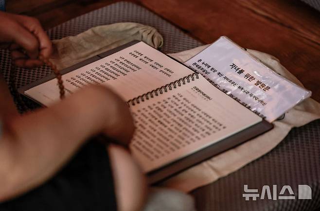 [서울=뉴시스] 정병혁 기자 = 2026학년도 대학수학능력시험을 100일 앞둔 5일 서울 종로구 조계사를 찾은 불자들이 기도를 하고 있다. 2025.08.05. jhope@newsis.com