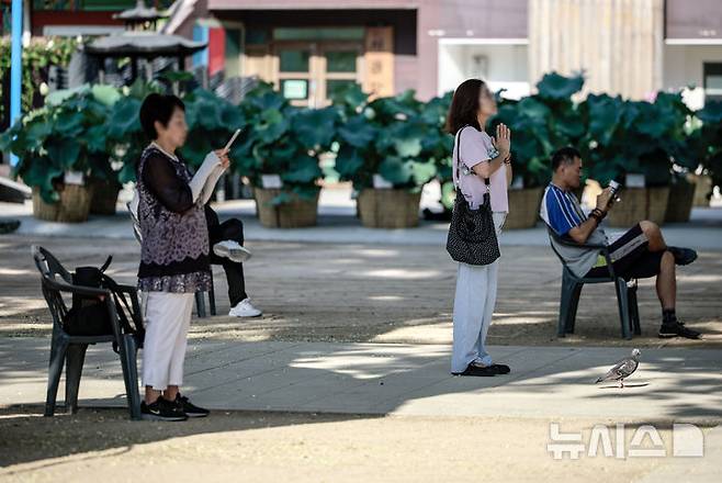 [서울=뉴시스] 정병혁 기자 = 2026학년도 대학수학능력시험을 100일 앞둔 5일 서울 종로구 조계사를 찾은 불자들이 기도를 하고 있다. 2025.08.05. jhope@newsis.com