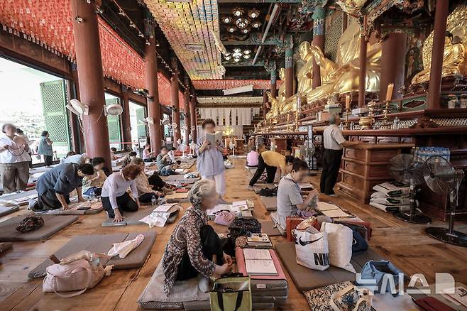 [서울=뉴시스] 정병혁 기자 = 2026학년도 대학수학능력시험을 100일 앞둔 5일 서울 종로구 조계사를 찾은 불자들이 기도를 하고 있다. 2025.08.05. jhope@newsis.com