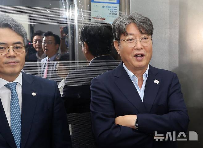 [서울=뉴시스] 김명년 기자 =  이춘석 국회 법제사법위원장이 1일 오후 서울 여의도 국회에서 열린 법제사법위원회 전체회의 정회 후 박형수 법사위 국민의힘 간사를 비롯한 의원들의 항의를 뒤로하고 엘리베이터에 탑승해 있다. 2025.08.01. kmn@newsis.com