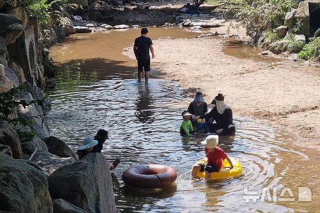 [양주=뉴시스] 김도희 기자 = 5일 오전 경기 양주시 소재 송추계곡을 찾은 시민들이 아이들과 함께 물놀이를 즐기고 있다. 2025.08.05 kdh@newsis.com