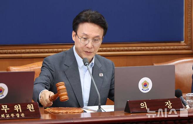 [서울=뉴시스] 김명원 기자 = 김민석 국무총리가 5일 서울 종로구 정부서울청사에서 열린 국무회의에 참석해 의사봉을 두드리고 있다.(공동취재) 2025.08.05. photo@newsis.com