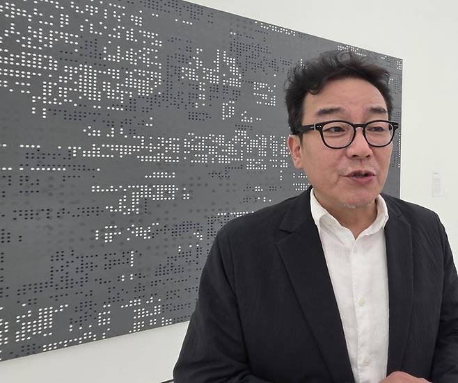 [사진=박현주 미술전문기자]5일 광동미술관에서 박종규 작가가 작품을 설명하고 있다. 2025.08.05. hyun@newsis.com *재판매 및 DB 금지