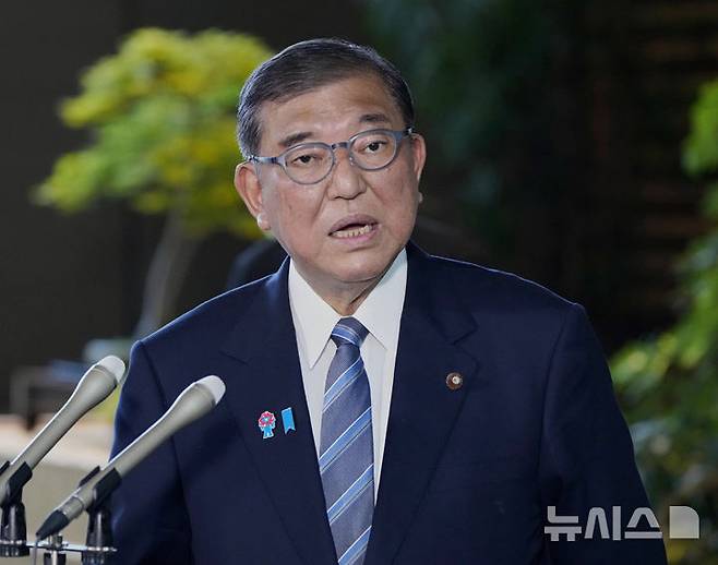 [도쿄=AP·교도/뉴시스]쌀값 폭등 사태를 겪은 일본이 쌀 억제 정책에서 '증산'으로 공식 전환할 방침이다. 사진은 이시바 총리가 지난달 23일 도쿄 총리 관저에서 기자들에게 발언하고 있는 모습. 2025.08.05.