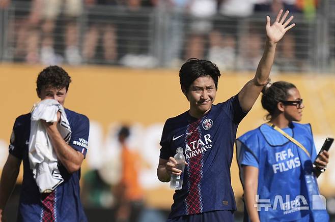 [이스트 러더퍼드=AP/뉴시스] 파리 생제르맹(PSG, 프랑스)의 이강인이 지난달 9일(현지 시간) 미 뉴저지주 이스트 러더퍼드 메트라이프 스타디움에서 열린 2025 국제축구연맹(FIFA) 클럽 월드컵 준결승에서 레알 마드리드(스페인)를 물리친 후 팬들에게 인사하고 있다. 이강인은 후반 35분 교체 투입돼 팀 4번째 골에 기여했고 PSG는 4-0으로 승리하며 결승에 올라 첼시(잉글랜드)와 우승을 다투게 됐다. 2025.07.10.