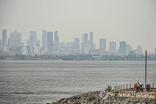 대초원의 들불 때문에 하늘이 희뿌옇게 변한 캐나다 몬트리올 [로이터=연합뉴스 제공]