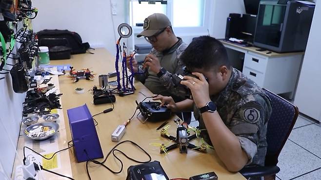 드론 동아리 인원들이 드론을 만들고 있다. 육군 5사단 제공