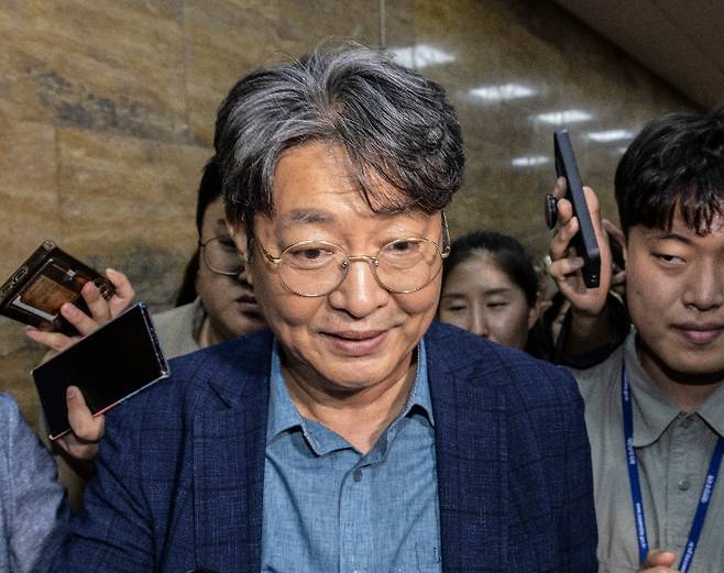 차명 주식거래 의혹이 제기된 국회 법제사법위원장 더불어민주당 이춘석 의원이 5일 국회에서 열린 본회의에 참석한 뒤 본회의장을 빠져나가다 취재진 질문을 받고 있다. 연합뉴스