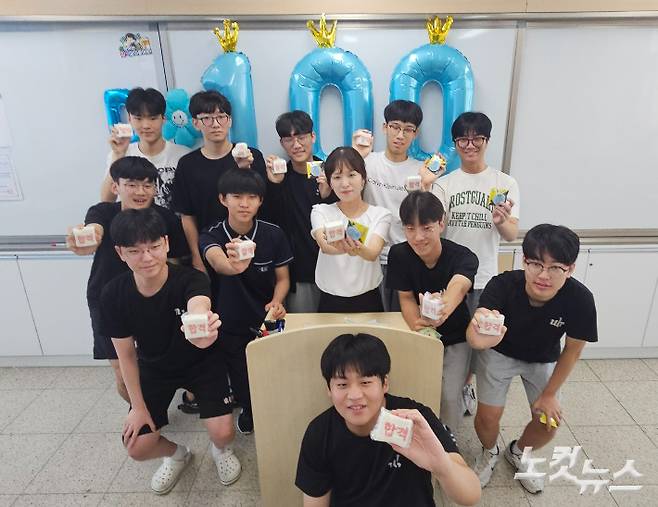 청주 운호고등학교 학생들이 '합격' 글자가 쓰인 떡을 들고 기념 촬영을 하고 있다. 임성민 기자