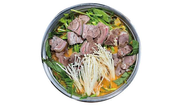 서울 중구 신당동에 있는 ‘원두막 흑염소’에서는 국내산 암컷 흑염소로 끓인 전골을 낸다.