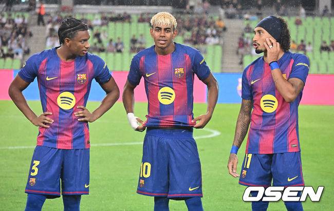 [OSEN=대구, 이석우 기자] 4일 대구스타디움에서 대구FC와 FC 바르셀로나의  2025 아시아 투어 에디션 한국 경기가 열렸다.  FC 바르셀로나는&nbsp;지난달 31일 서울월드컵경기장에서 열린 FC 서울과의 맞대결에서 7-3으로 완승을 거뒀다.FC 바르셀로나 라민 야말이 동료들과 얘기하고 있다. 2025.08.04 / foto0307@osen.co.kr