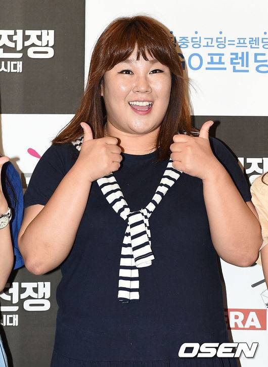 [OSEN=이대선 기자] 3일 오후 서울 마포구 서교동 윤형빈 소극장에서 윤형빈소극장 서울점 오픈 행사가 열렸다.개그맨 김민경이 포토타임을 갖고 있다.윤형빈은 지난 2012년 10월 부산에 첫 공연장을 연 이후 관객 10만명 돌파 기록을 세우고, 올해 서울에도 자신의 이름을 딴 소극장 2호점의 간판을 올리게 됐다./sunday@osen.co.kr