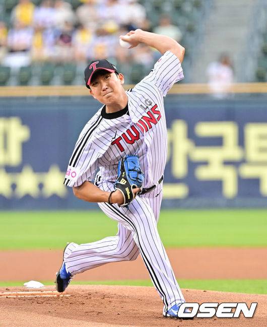 [OSEN=잠실, 박준형 기자] 30일 오후 서울 잠실구장에서 ‘2025 신한 SOL BANK KBO리그’ LG 트윈스와 KT 위즈의 경기가 진행됐다.이날 LG는 손주영(8승 6패)을 KT는 패트릭(0승 0패)을 선발투수로 내세웠다. 1회초 LG 선발투수 손주영이 역투하고 있다.  2025.07.30  / soul1014@osen.co.kr