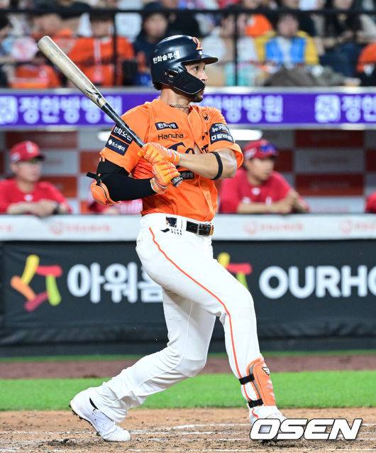 [OSEN=대전, 최규한 기자] 25일 대전 한화생명볼파크에서 ‘2025 신한 SOL Bank KBO리그’ 한화 이글스와 SSG 랜더스의 경기가 열렸다.홈팀 한화는 라이언 와이스, 방문팀 SSG는 드류 앤더슨을 선발로 내세웠다.4회말 2사 1, 2루 상황 한화 리베라토가 달아나는 1타점 적시타를 날리고  있다. 2025.07.25 / dreamer@osen.co.kr