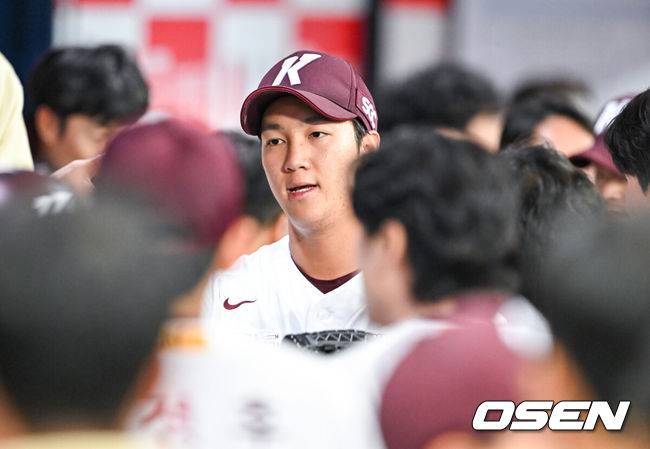 [OSEN=고척, 박준형 기자] 1일 오후 서울 구로구 고척스카이돔에서 ‘2023 신한은행 SOL KBO리그’ 키움 히어로즈와 한화 이글스의 개막전이 진행됐다. 6회초 이닝종료 후 키움 선발투수 안우진이 동료들의 축하를 받고 있다. 안우진은 이날 6이닝 무실점 탈삼진 12개를 기록했다. . 2023.04.01 / soul1014@osen.co.kr